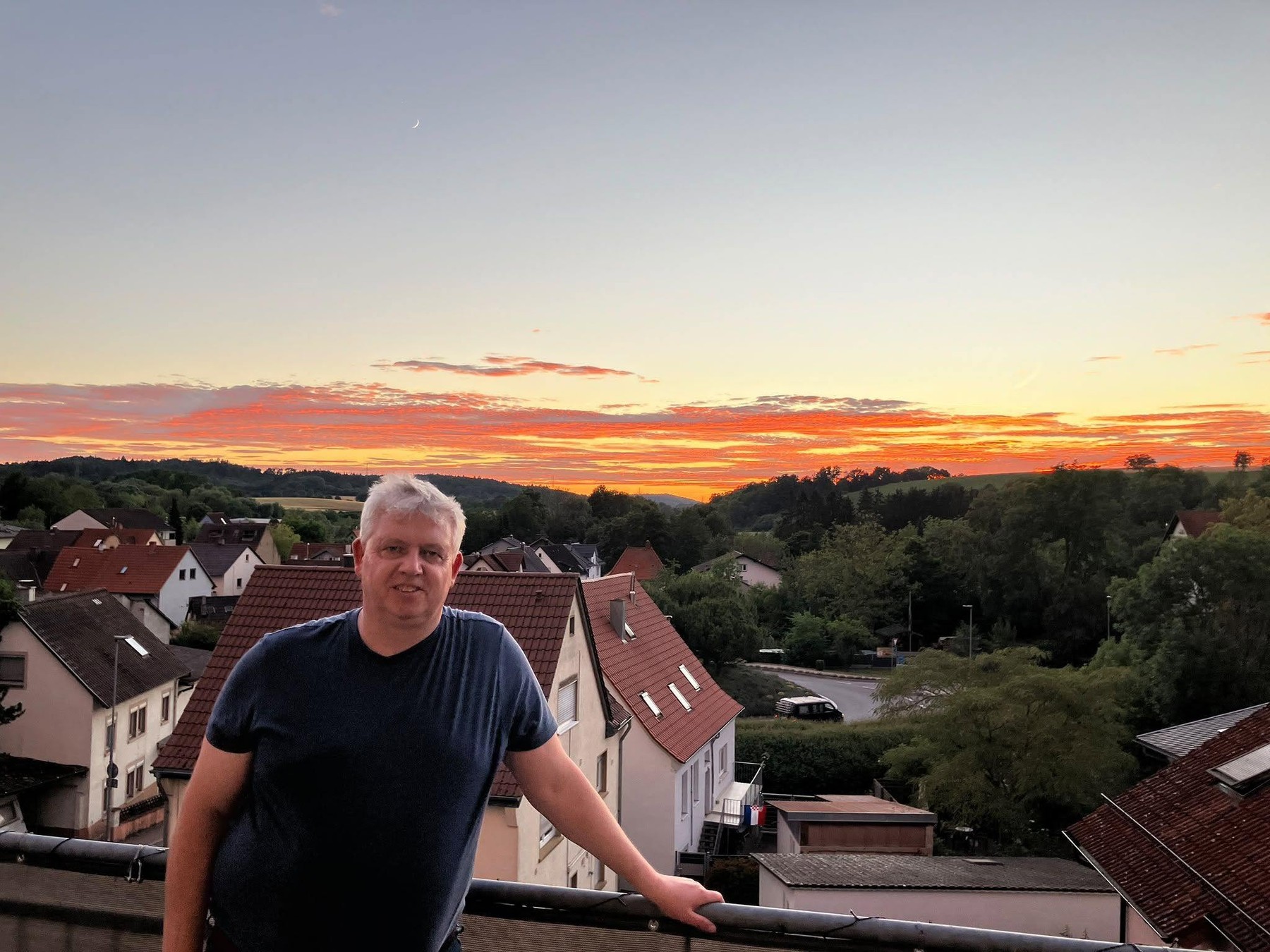 Jens van Boekel-Omagap vor der Landschaft von Angelbachtal bei Sonnenuntergang